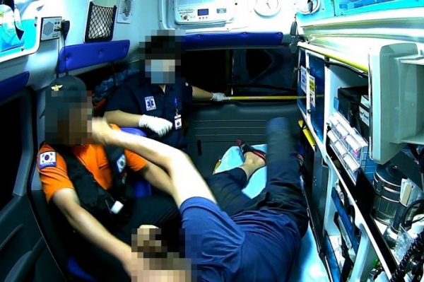 ▲ 지난 18일 제주에서 119구급대원이 구급차량 안에서 술에 취한 환자(오른쪽)에게 주먹으로 얼굴을 가격당하고 있다. ⓒ 제주도 소방안전본부