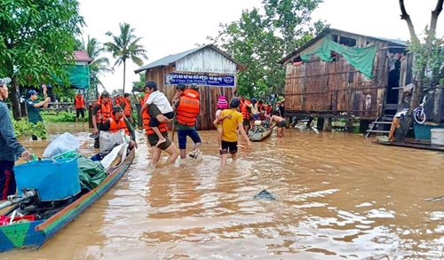 ▲ 대피하는 캄보디아 북부지역 주민들 ⓒ 크메르 타임스 홈페이지 캡처