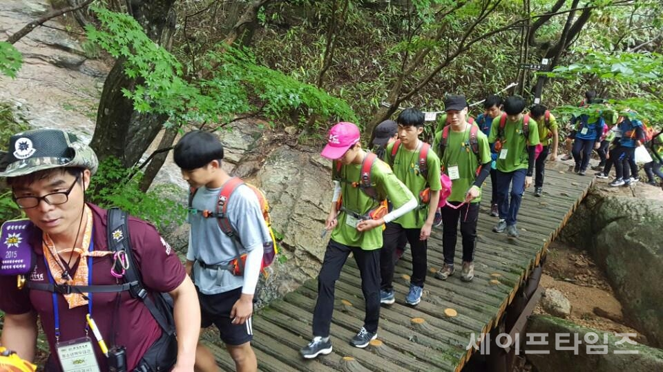 ▲ 지난해 '백두대간 산림생태 탐방'에 참여한 청소년들이 인솔자를 따라 산길을 걷고 있다. ⓒ 산림청