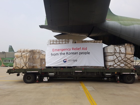 ▲ 라오스 댐 사고 지원을 위한 구호 물품이 28일 오전 경기 성남의 서울공항에서 군 수송기에 실리고 있다. ⓒ 외교부