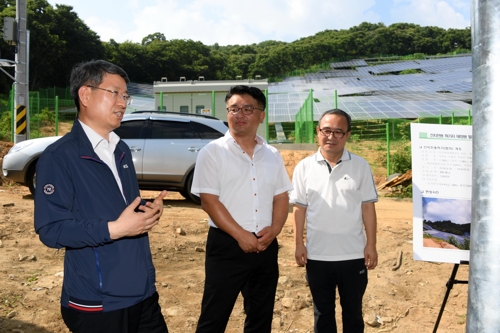▲ 류광수(왼쪽) 산림청 차장이 태양광시설을 점검하고 있다. ⓒ 산림청