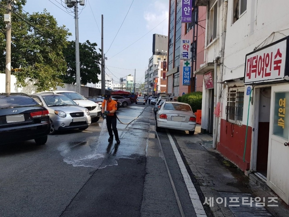 ▲ 대전소방본부 소속 한 소방대원이 취약지역 도로에 물을 뿌려 열기를 식히고 있다. ⓒ 대전시