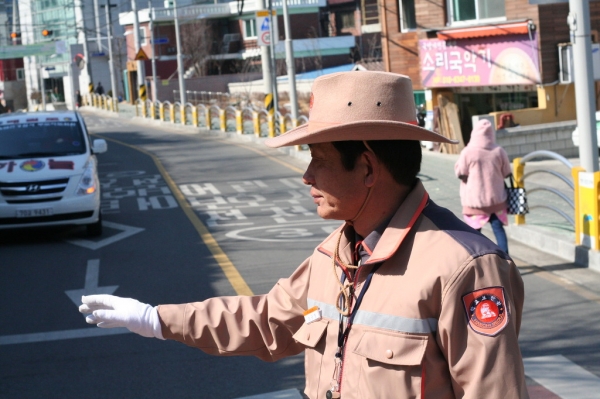 ▲ 학교보안관이 초등학교 앞에서 교통정리 하고 있다. ⓒ 서울시