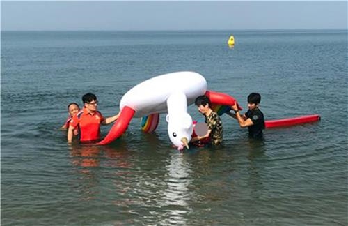 ▲ 2일 인천 하나개 해수욕장에서 어린이가 탄 백조 튜브가 뒤집혔다. ⓒ 인천영종소방서
