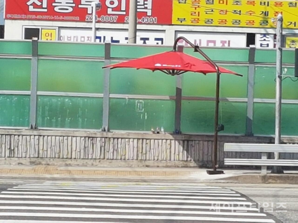 ▲ 대전 동구 신흥동 네거리에 고정식 그늘막이 설치돼 있다. ⓒ 오선이 기자