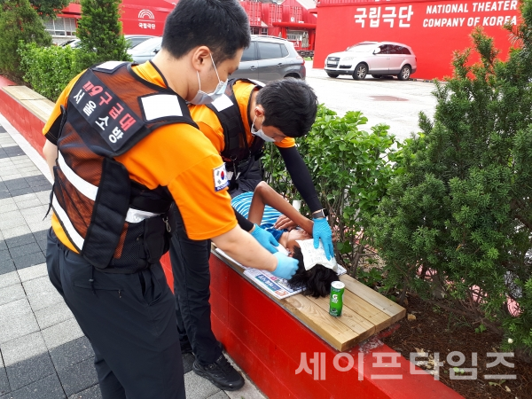 ▲ 구급대원이 온열질환자에게 얼음팩을 조치하고 있다. ⓒ 서울시소방재난본부