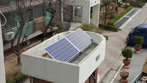 ▲ 노원구 에너지자립마을 아파트 경비실에 미니태양광이 설치돼 있다. ⓒ 서울시