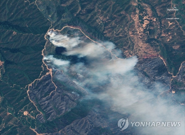 ▲ 6일 위성에서 촬영된 캘리포니아주 클리어 레이크 서부의 '리버 파이어' 산불 연기 구름의 모습이다.