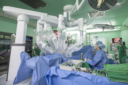 ▲ 대전 서구 건양대병원에서 로봇을 이용해 바바 갑상선암 절제 수술을 하고 있다. ⓒ 건양대병원