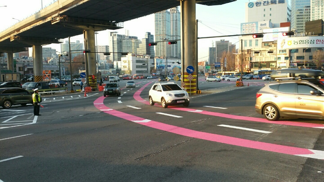 ▲ 서울역 교차로에 분홍색 주행유도선 그려져 있다. ⓒ 서울시