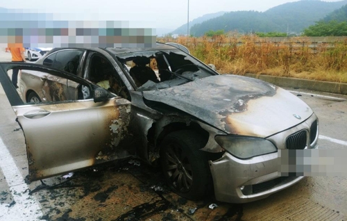 ▲ 지난 9일 오전 사천시 남해고속도로에서  BMW에 불이 나 차체 전부를 태웠다. ⓒ 경남경찰청
