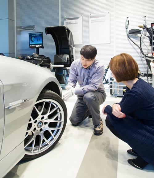 ▲ 한국타이어 관계자가 승용차 타이어를 점검하고 있다. ⓒ 한국타이어