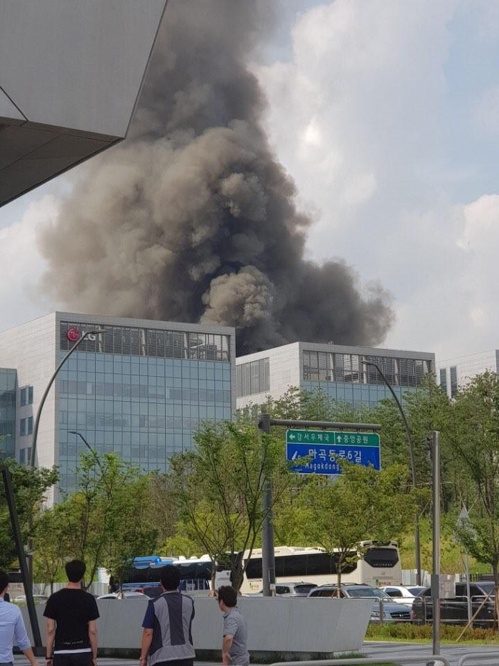 ▲ 14일 오전 서울 강서구 마곡동 건물 공사장 10층에서 화재가 일어나 큰 연기가 발생했다. ⓒ 연합뉴스