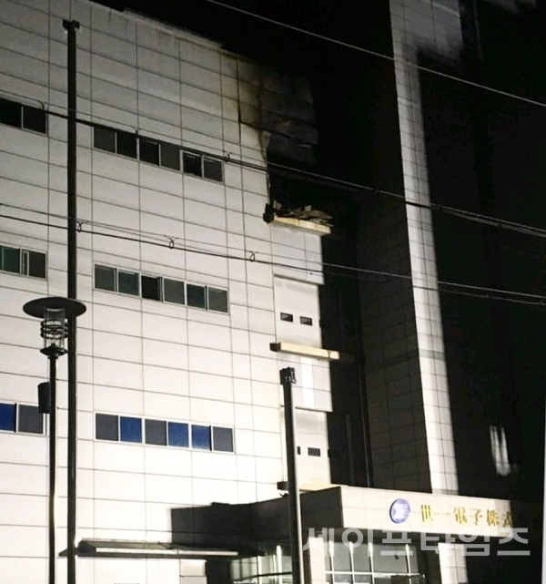 ▲ 21일 오후 3시 43분쯤 인천 남동구 논현동 세일전자 제조공장에서 불이 나 9명이 사망하고 4명이 중상을 입었다. 건물 4층 오른쪽 창문은 화재로 형태를 알아 볼 수 없게 됐다. ⓒ 김대수 기자
