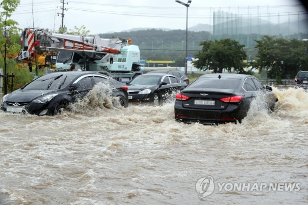 ▲ 29일 출근길 차량들이 대전 유성구 한 침수된 도로를 달리고 있다.