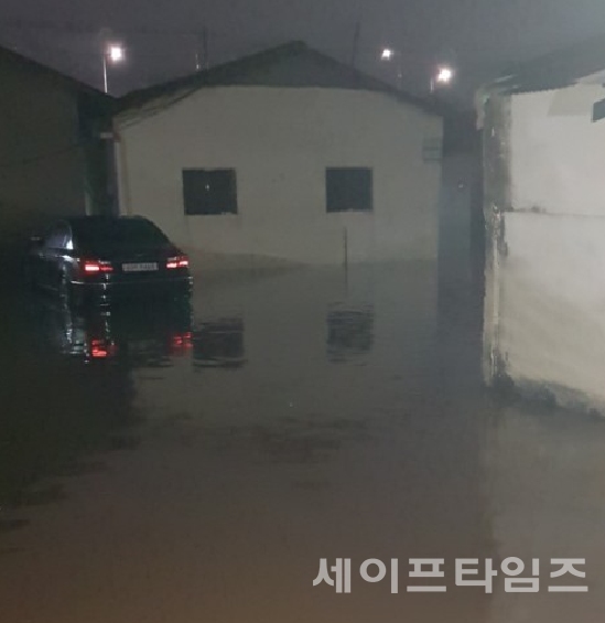 ▲ 28일 오후 호우특보가 발효된 경기도 김포의 한 공장지대가 물에 잠겨있다. ⓒ 윤가운 기자