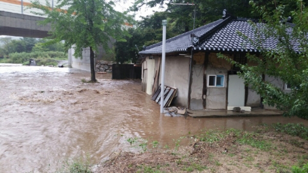 ▲ 28일 오후 4시 9분쯤 충북 제천시에서 폭우로 불어난 물에 주택이 고립됐다. ⓒ 제천소방서