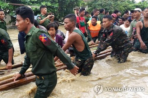 ▲ 이재민 구조하는 미얀마 군인.