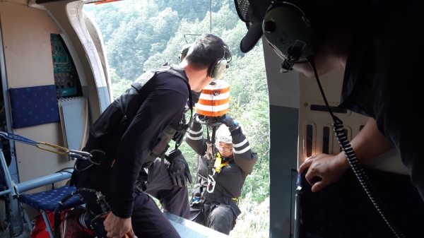 ▲ 소방대원이 헬기를 이용해 산악구조 훈련을 하고 있다. ⓒ 산림청