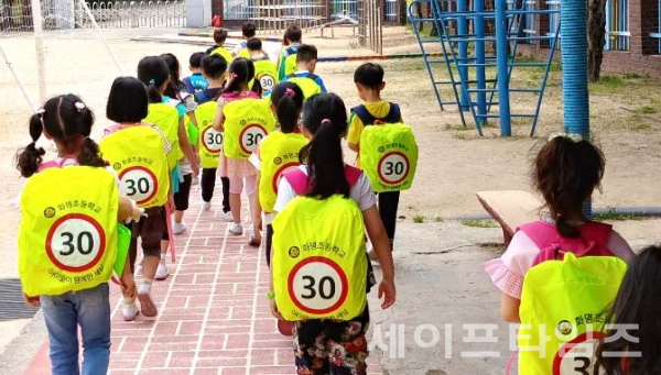 ▲ 부산 북구 화명초등학교 어린이들이 '가방 안전덮개' 착용후 하교하고 있다. ⓒ 부산시교육청