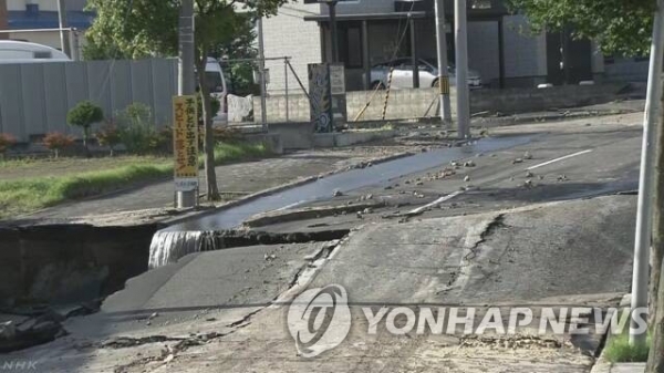 ▲ 홋카이도 지진으로 인한 도로가 파손됐다.