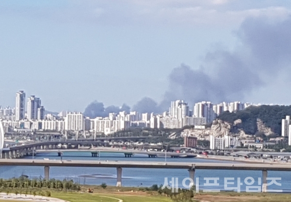 ▲ 7일 오후 3시 14분쯤 인천 서구 석남동의 한 도색전문업체의 2층짜리 가구 창고에서 불이 나 검은 연기가 피어오르고 있다. ⓒ 독자 제공