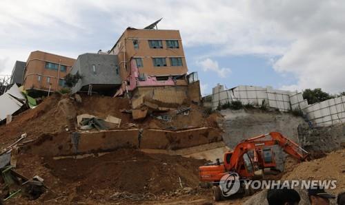 ▲ 지난 7일 서울 동작구 상도동 다세대주택 공사 붕괴현장에서 관계자들이 복구공사를 하고 있다.