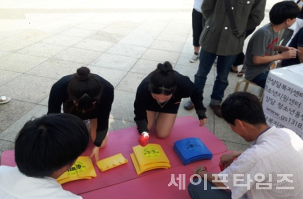 ▲ 청소년들이 '찾아가는 거리상담'에서 스트레스를 해소하기 위해 격파를 하고 있다. ⓒ 서울시