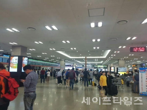 ▲ 추석 연휴의 마지막 날인 26일 대전시 동구 성남동 복합터미널에는 양손에 짐을 가득 든 귀경객들의 발길이 이어지고 있다.