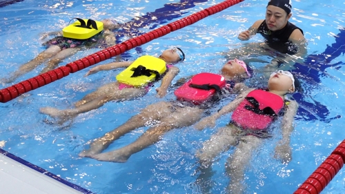 ▲ 아동이 수영강사로부터 생존 수영 교육을 받고있다. ⓒ 세종시교육청