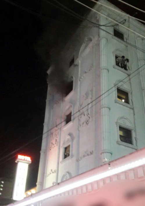▲ 불이 난 모텔에서 창문으로 연기가 나오고있다. ⓒ 경기도재난안전본부