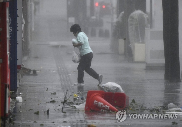 ▲ 29일 초강력 태풍 '짜미'가 근접해 일본 서남단 오키나와현 나하시에 폭우를 동반한 강풍이 불고 있다.