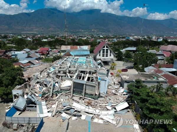▲ 이번 지진으로 무너진 팔루의 10층 호텔 건물이 무너져 내렸다.