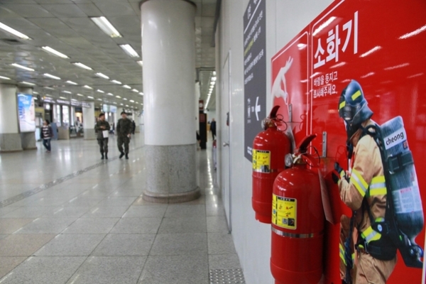 ▲ 화재 발생 주변 거주자가 빠르게 사용할 수 있도록 소화전함을 눈에 띄기 쉽게 디자인 한 '보이는 소화기' ⓒ 서울시