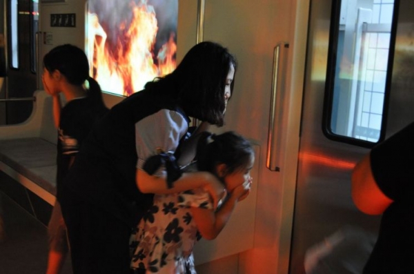 ▲ 시민들이 가상의 7호선 광나루체험관역에서 화재대피 체험을 하고 있다. ⓒ 서울시