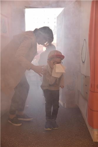 ▲ 어린이가 화재 안전체험을 하고 있다.  ⓒ 서울시