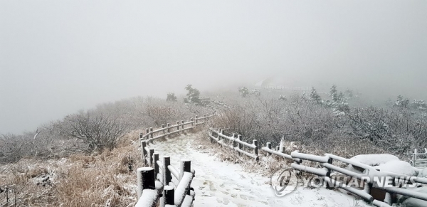 ▲ 설악산에 올가을 첫눈이 내린 18일 중청대피소 주변에 눈이 쌓여 있다.