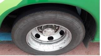 ▲ 타이어가 마모된 마을버스. ⓒ 부산시