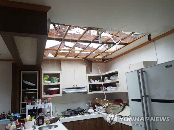 ▲ 25일(현지시간) 제26호 태풍 '위투'가 강타한 사이판의 한 주택이 강풍에 파손돼있다.