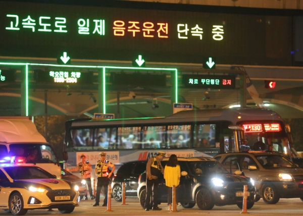 ▲ 경찰관이 서울 톨게이트에서 음주단속을 하고 있다. ⓒ 경기남부지방경찰청
