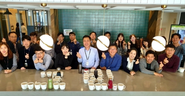 ▲ 지난 2일 서울 종로구 SK 서린빌딩에서 친환경 캠페인에 참여한 SK 임직원들이 텀블러와 머그컵으로 '그린'이라는 글자를 만든 뒤 기념촬영을 하고 있다. ⓒ SK그룹