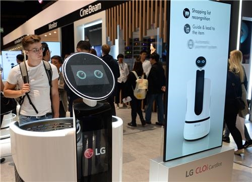 ▲ 지난 9월 독일 베를린에서 열린 유럽 최대 가전박람회 IFA 2018에서 관람객들이 LG 클로이 카트봇을 살펴보고 있다. ⓒ LG전자