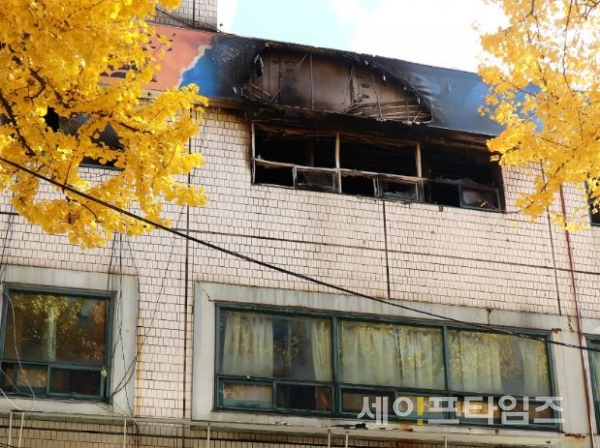 ▲ 9일 오전 5시쯤 서울 종로구 관수동 국일고시원에서 불이 나 건물 해당 층이 시커멓게 타있다. ⓒ 전지선 기자
