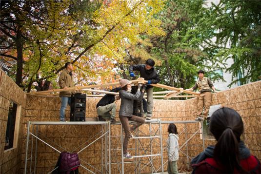 ▲ 비전화제작자들이 나무로 만든 지붕트러스를 올리고 있다. ⓒ 서울시