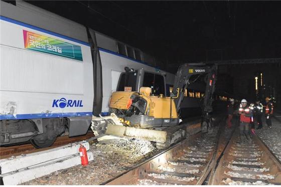 ▲ 19일 오전 1시쯤 서울역 앞 500m 지점 선로에서 KTX 열차가 작업 중인 던 포크레인과 충돌했다. ⓒ 용산 소방서