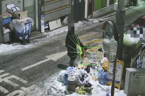 ▲ 시각 인공지능 '딥뷰'가 CCTV 영상에서 사람 관절 형태를 분석해 쓰레기 투기 장면을 인식하고 있다. ⓒ ETRI