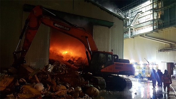 ▲ 인천 남동공단의 폐기물 처리업에서 불이나 진화하고 있다. ⓒ 인천소방본부