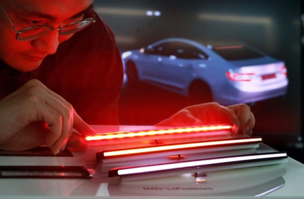 ▲ LG이노텍은 광선폭 3mm의 차량용 초슬림 라인조명모듈 '넥슬라이드-L'을 개발했다. ⓒ LG이노텍