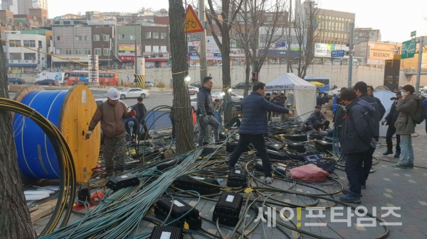 ▲ KT관계자들이 26일 서울 서대문구 KT아현지사에서 통신선을 복구하고 있다. ⓒ 전지선 기자