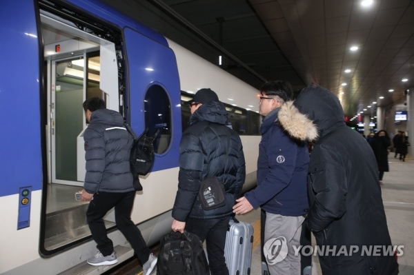 ▲ 10일 오전 5시 30분 강릉역에서 승객들이 서울행 KTX 열차에 오르고 있다.